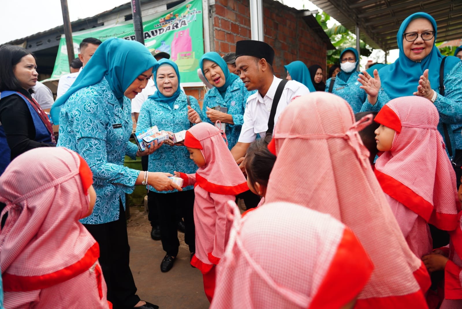 Bagikan Sembako, Feby Herman Deru Berbagi Kebahagiaan dengan Warga Talang Kepuh