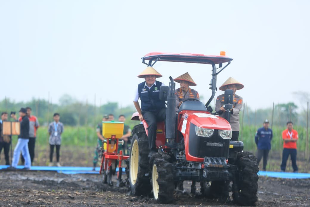 Herman Deru Dampingi Kapolri Tanam Jagung Serentak di Ogan Ilir, Perkuat Komitmen Swasembada Pangan