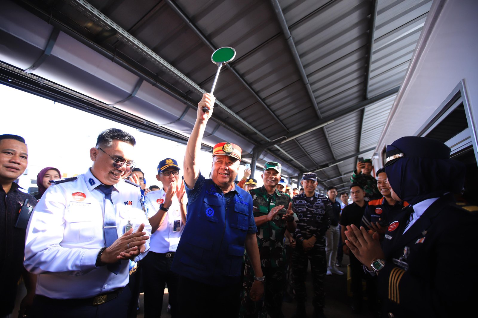 Wagub Cik Ujang Lepas Peserta Mudik Gratis Pemprov Sumsel Lebaran 1447H  di Stasiun Kertapati