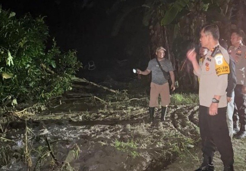 Banjir dan Longsor Landa OKU, Personel Kepolisian Turun Tangan Selamatkan Warga  