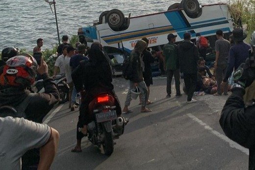 Bus Rombongan Pengantin Terguling di OKU Selatan, Tiga Penumpang Alami Luka Serius