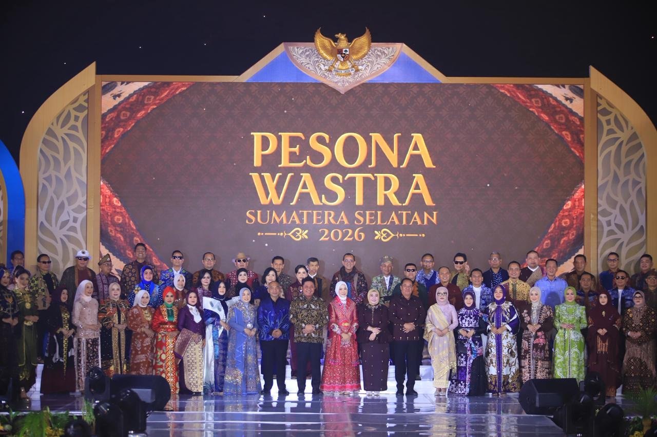 Gubernur Herman Deru Hadiri Fashion Show Wastra Sumsel 2026, Tampilkan Inovasi Batik Sembagi dan Sulam Mudawaroh