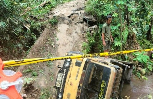 Jembatan di OKU Selatan Ambruk Dipicu Truk Muatan Berat, Akses Tiga Dusun Terputus
